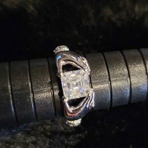 1CTW Moissanite ring in sterling silver. Size 6
